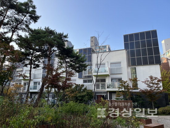 ▲ ‘노원 이지(EZ)하우스‘는 옥상과 건물 외벽 태양광 패널로 전기를 생산해 자급자족한다.