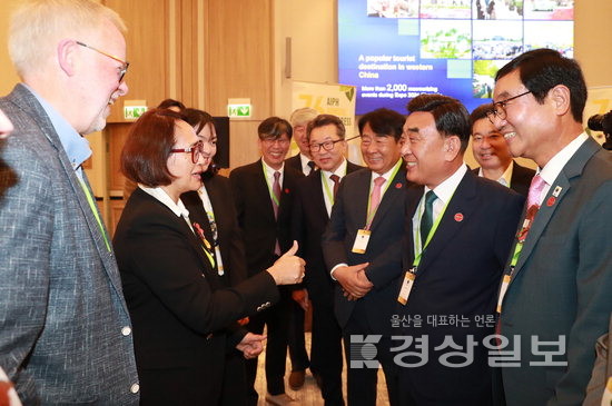 ▲ 김두겸 울산시장이 폴란드 바르샤바에서 개최된 제76차 국제원예생산자협회 총회에 참석해 울산시의 ‘2028울산국제정원박람회’ 유치 활동을 펼치고 있다. 울산시 제공
