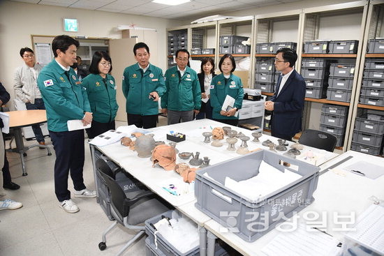 ▲ 문화복지환경위원회가 울산박물관 등지에서 현장활동을 하고 있는 모습.  시의회 제공