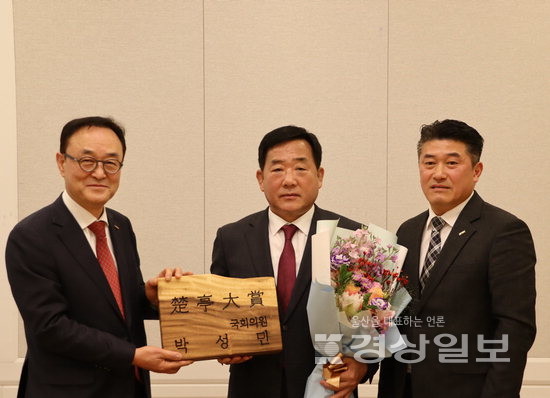 ▲ 한편, 박 의원은 이날 소상공인연합회(소공연)로부터 ‘소상공인을 위한 의정활동에 매진한 국회의원’으로 선정돼 ‘초정대상’을 받았다(사진)고 밝혔다. 