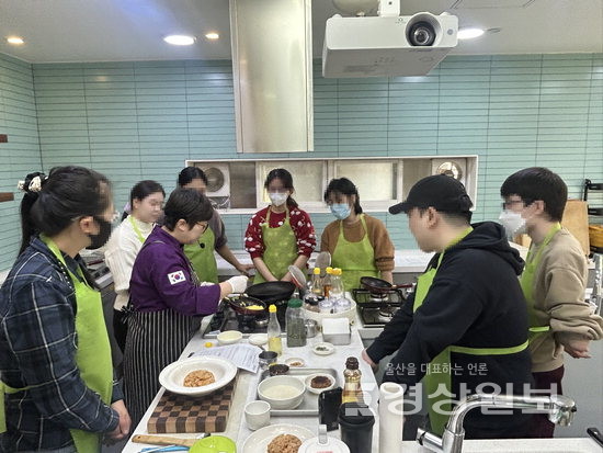 ▲ 원안 사진들은 울산 내 고립·은둔청년들이 울산청년센터에서 맞춤형 프로그 램을 통해 자기 탐색과 관계 형성 기술 증진 등을 도모하고 있는 모습.