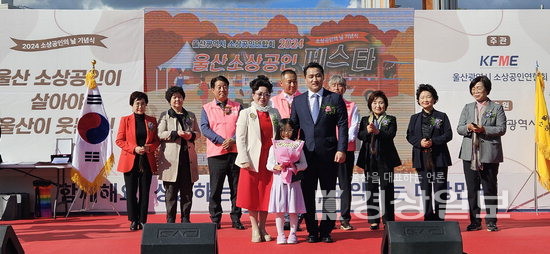 ▲ 언양초등학교 1학년 김하유양이 8년동안 기른 머리카락을 기부한 뒤 어머나운동본부 관계자로부터 감사의 꽃다발을 받았다.