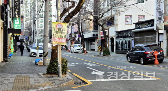 인도, 횡단보도, 교차로 모퉁이 불법주정차 경고 현수막이 부착돼 있지만, 운전자들은 아랑곳하지 않고 인도 위에 주차하고 있다.