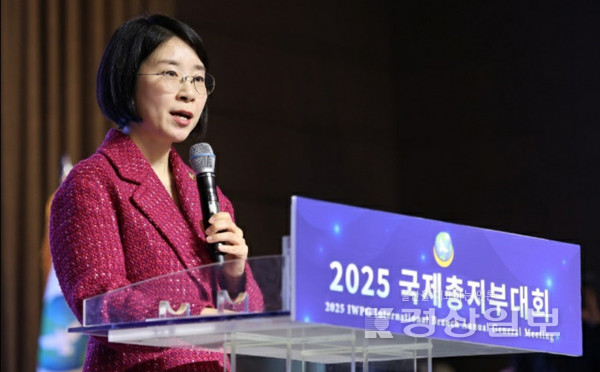 윤현숙 ㈔세계여성평화그룹(IWPG) 대표가 21일 대구 중앙컨벤션센터에서 열린 ‘2025 국제총지부대회’에서 개회사를 하고 있다. (제공: IWPG)
