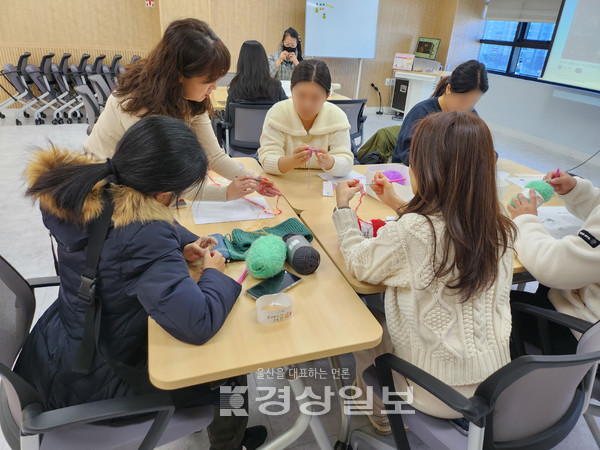 울산 내 고립·은둔 청년들이 울산청년센터에서 맞춤형 프로그램을 통해 자기 탐색과 관계 형성 등을 도모하며 사회로의 복귀를 준비하고 있다.