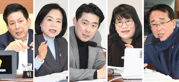 울산시의회 문화복지환경위원회가 17일 시의회 문화복지환경위원회 회의실에서 소관 부서 2025년도 주요업무보고 청취 및 조례안 등을 심사했다. 사진 왼쪽부터 홍유준 문화복지환경위원장, 손명희 문화복지환경위원회 부위원장, 김종훈·이영해·안수일 위원.  울산시의회 제공
