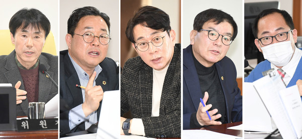 울산시의회 산업건설위원회는 18일 시의회 산업건설위원회 회의실에서 소관 부서 올해 주요 업무 보고 청취를 이어갔다. 사진 왼쪽부터 백현조 위원장, 권태호 부위원장, 방인섭·홍성우·손근호 위원.  시의회 제공