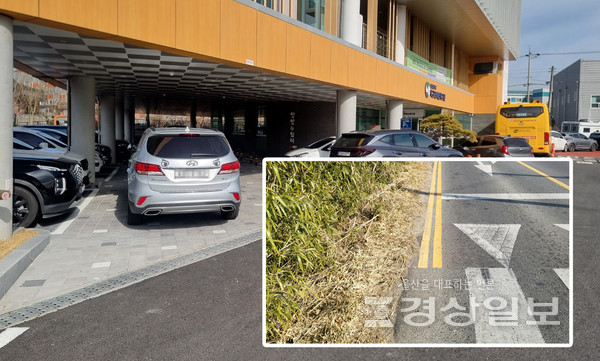 울산북구장애인복지관 주차장은 전체 주차면수가 12대에 불과해 불법주차, 이중주차 등 주차문제가 자주 발생한다. 원지마을입구 버스정류장에서 내려 북구장애인복지관까지 걸어서 이동할 경우 일부 인도가 없는 부분이 있어 보행안전이 우려된다(오른쪽 아래).