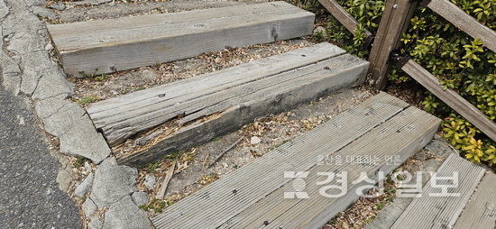 ▲ 안전한 보행을 위해 설치된 데크길의 목재가 파손된채 방치돼 시민들의 안전을 되레 위협하고 있다.
