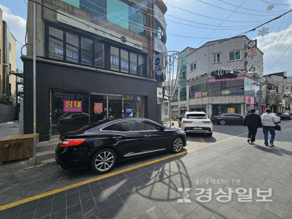지난 7일 찾은 울산대학교 앞. 평일 점심시간 대로 붐벼야하지만, 고물가와 소비패턴의 변화 등으로 학생들이 지갑을 닫으면서 가게 폐업이 속출하고 있다.