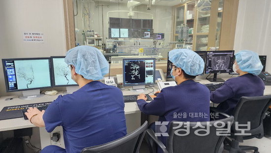 ▲ 동강병원 지역심뇌혈관질환센터에서 의료진이 신경중재시술이 이루어지고 있는 모습을 모니터링하고 있다.