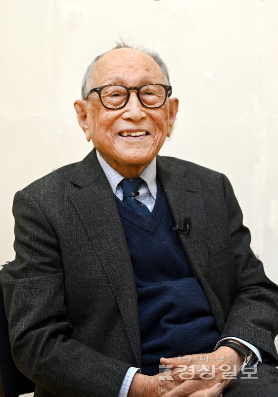 ▲ 김형석 연세대 철학과 명예교수가 본보와의 인터뷰에서 건강 관리비결을 말하며 환하게 웃고 있다. 김동수기자