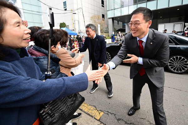 김상욱 의원이 지난 5일 서울 마포구 청년공간JU에서 열린 한동훈 전 대표의 북콘서트에 참석하며 지지자들과 인사하고 있다. 연합뉴스