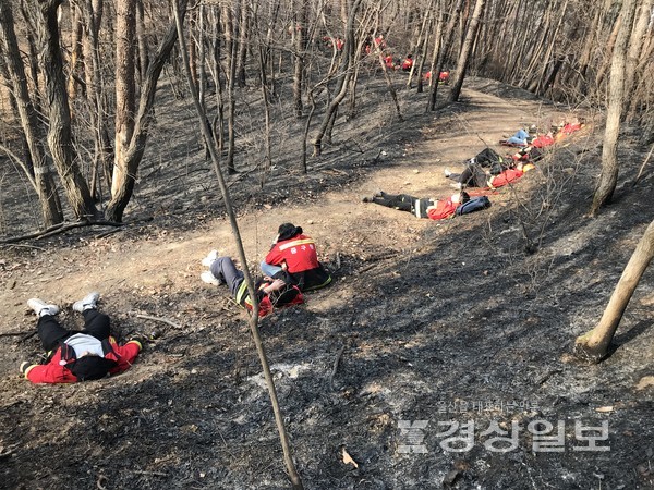 산불진화대원들이 24일 온양면 운화리 야산 산불화재 현장에서 휴식을 취하고 있다. /울산광역시 제공