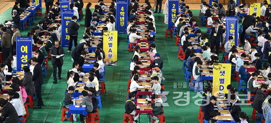 ▲ 30일 울산시 울주군민체육관에서 열린 제37회 SK배 경상일보 울산아마바둑대회 참가자들이 대국을 펼치고 있다. 김동수기자 dskim@ksilbo.co.kr