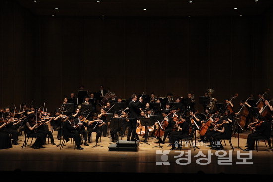 ▲ 울산시립교향악단이 오는 4월4일 오후 7시30분 울산문화예술회관 대공연장에서 제242회 정기연주회 ‘낭만주의 영웅들(Romantic Heroes)’ 무대를 마련한다. 사진은 울산시립교향악단.