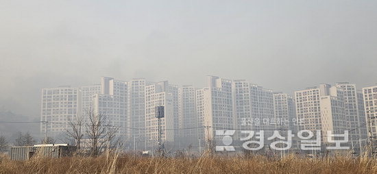 ▲ 지난달 25일 언양 화장산 산불로 인근 아파트가 연기에 휩싸여 있다.