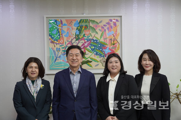 국민의힘 김기현 의원이 지난 9일 박수현 빌 & 멀린다 게이츠 재단 한국 총괄 일행과 면담하고 기념촬영을 하고 있다. 김기현의원실 제공