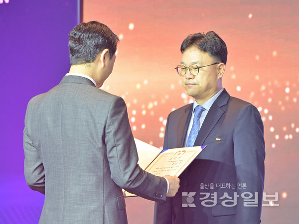 10일 제60회 전기의날을 맞아 산업통상자원부가 전기산업 발전에 이바지한 유공자에게 표창을 수여한 가운데 울산 산업의 한축을 맡은 HD현대건설기계도 대통령 표창을 수상했다. 김민수 HD현대일렉트릭 상무가 대표로 수상하고 있다. HD현대건설기계 제공