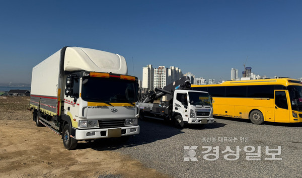 10일 울산 동구 방어동 37-3 일원 부지에 화물차량들이 주차돼 있다.