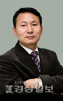 ▲ 권영해(사진) 시인