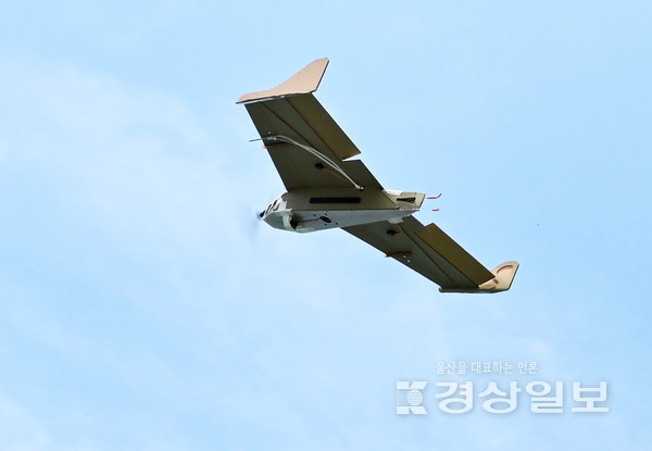 골판지 자폭드론이 해양누리호를 출발해 목표지점으로 비행하고 있다. 골판지 드론의 최대 비행속력은 시속 100km; 비행거리는 20km이다. 김동수 기자 dskim@ksilbo.co.kr