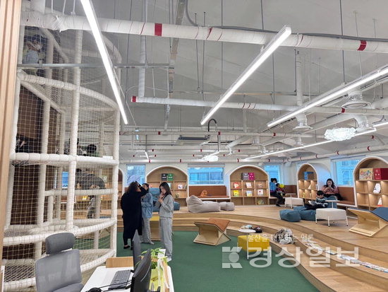 ▲ 놀이구조물이 눈길을 끄는 도서관 모습.