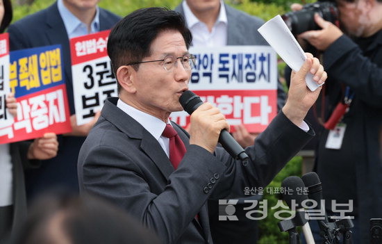 ▲ 국민의힘 김문수 대선 후보가 15일 대법원 앞에서 열린 사법부 수호 및 더불어민주당 규탄대회에서 발언하고 있다. 연합뉴스