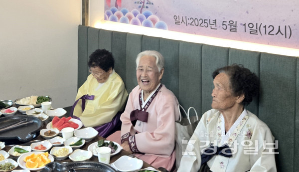 지난 1일 울산 울주군 온양읍 하서마을에서 어버이날 행사의 일환으로 임생금, 김두리, 오무식 (왼쪽부터) 할머니의 백수 기념식이 열렸다. 울주군청 제공