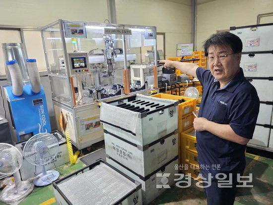 ▲ 박성계 도림공업 연구소장이 운전자 안전부품인 내장재 공정에 대한 설명을 하고 있다.