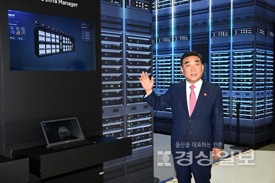 ▲ 김두겸 울산시장이 지난 20일 울산전시컨벤션센터에서 AI데이터센터 출범에 따른 현장 브리핑을 갖고 있다.  김경우기자 woo@ksilbo.co.kr