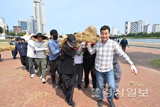 ▲ 김영길 울산 중구청장이 지난달 31일 태화강체육공원에서 울산 큰줄당기기 ‘태화강마두희’에 사용할 본줄(몸통 줄) 제작 행사를 가졌다. 울산 중구청 제공