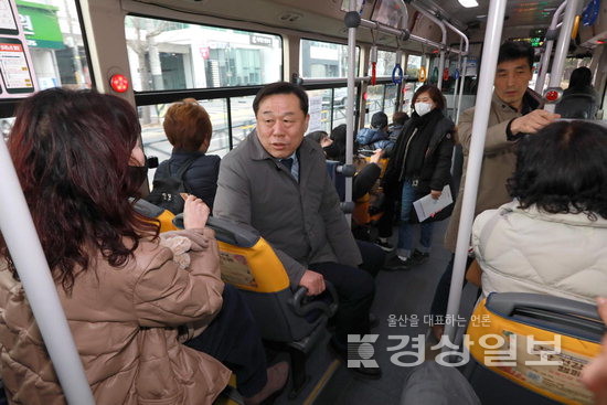 ▲ 김종훈 울산 동구청장은 지난 2월 25일 시내버스 노선개편과 관련해 도착하는 방어진순환도로 방면 버스에서 주민들의 의견을 들었다. 울산 동구청 제공
