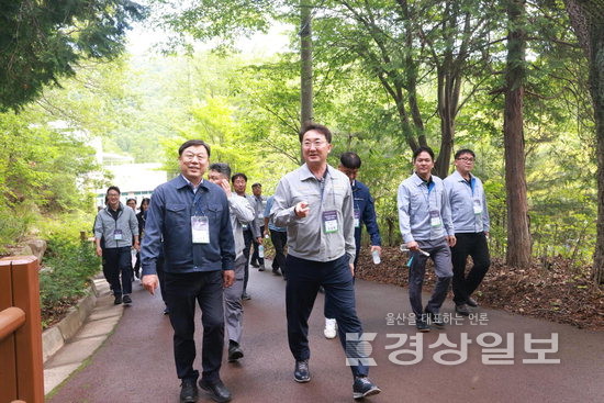 ▲ 울산 동구는 지난 16일 울산수목원에서 김종훈 동구청장과 현대중공업 등 기업체 관계자와 상생발전 워크숍을 갖고 숲 체험을 했다. 울산 동구청 제공