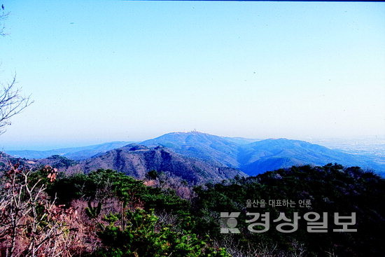 ▲ 임진왜란 당시 울산 무룡산과 주변 일대에서는 왜군과 의병 등의 전투가 치열하게 벌어졌다. 장편소설 의 주배경이 되는 무룡산 전경. 울산시 제공