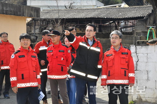 ▲ 지난 3월 울산 역대 최악의 산불로 기록된 온양·언양 산불 당시 이순걸 군수가 산불 피해 현장을 둘러 보고 있다. 울산 울주군 제공