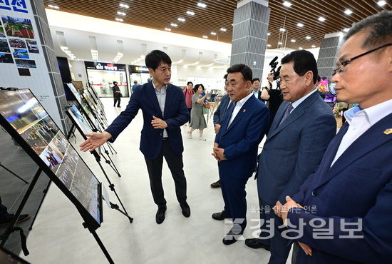 ▲ 17일 울산시청 본관 로비에서 열린 제29회 경상일보 보도사진전 개막식에서 김두겸 울산시장과 엄주호 본사 대표이사 등 참석인사들이 본사 김동수 사진영상부 부국장의 안내를 받으며 작품을 둘러보고 있다.  김도현기자 do@ksilbo.co.kr