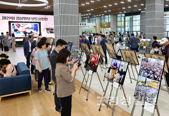 ▲ 제29회 경상일보 보도사진전이 17일부터 24일까지 일정으로 울산시청 본관 로비에서 열리고 있는 가운데 전시장을 찾은 시민들이 작품을 감상하고 있다.  김동수기자