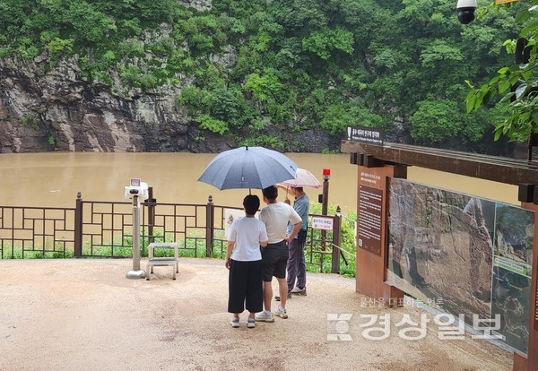 19일 울산지역에 호우경보가 발효되는 등 많은 비가 내린 가운데 세계유산으로 등재된 빈구대암각화가 급격히 불어난 물로 완전히 잠겼다. 김동수기자 dskim@ksilbo.co.kr