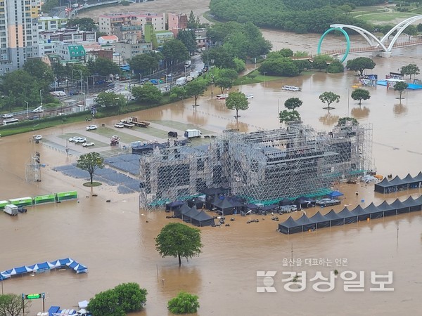 19일 울산지역에 호우경보가 발효되는 등 많은 비가 내린 가운데  울산시 남구  태화교 인근 둔치가 물에 잠겨 있다. 독자 최재훈 제공