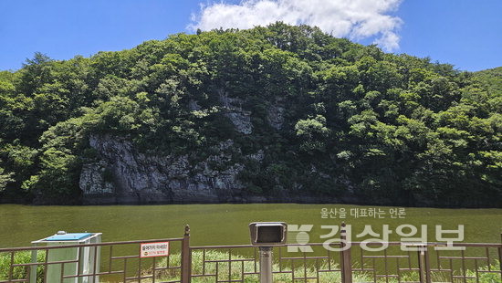 ▲ 세계유산에 등재됐지만, 1년에 수개월씩 물에 잠기는 ‘반구천의 암각화’.