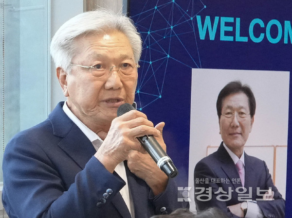 발전기금 조기 완납 소감을 말하고 있는 이 명예회장. UNIST 제공