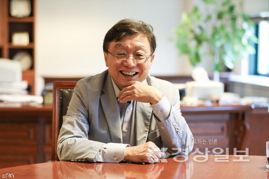 ▲ 오연천(사진) 울산대학교 총장이 신간 를 출간했다.