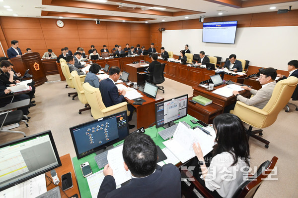울산시의회 예산결산특별위원회가 9일 시의회 운영위원회 회의실에서 2025년도 제2회 울산시 추가경정예산안을 심사하고 계수조정 및 확정 의결했다. 시의회 제공