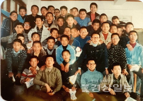 ▲ 울산초등학교 동기들이 중학생이 돼 함께 찍은 빛바랜 사진.