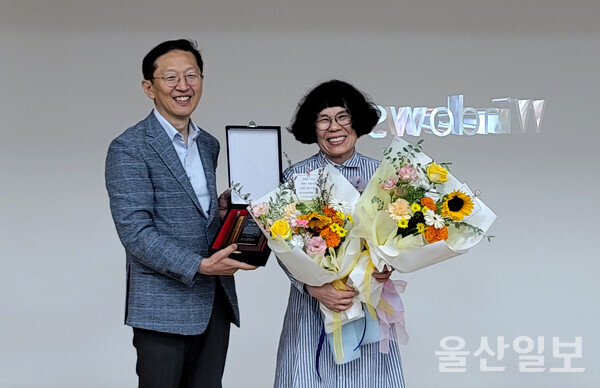 제2회 디카시 계관시인상 국내 부문 수상자로 선정된 박해경 시인(오른쪽)이 계관시인상을 심사한 이승하 시인과 기념촬영을 하고 있다. 박해경 시인 제공.