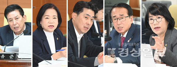 울산시의회 문화복지환경위원회가 지난 7일 시의회 문화복지환경위원회 회의실에서 2025년도 복지보훈여성국과 울산시복지가족진흥사회서비스원 업무에 대한 행정사무감사를 실시하고 있다. 왼쪽부터 홍유준 위원장, 손명희 부위원장, 김종훈·안수일·이영해 위원.  울산시의회 제공