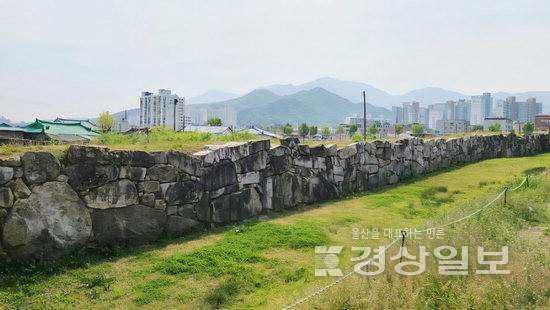 ▲ 1500년(연산군 6)에 축조된 평지 방형 읍성인 언양읍성 전경.