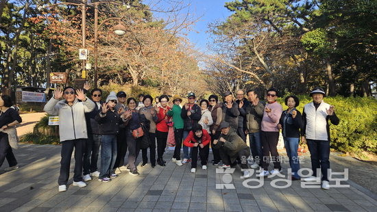 ▲ 충남 금산군 신대초등학교 동창회 회원들이 울산 동구 대왕암공원에서 기념촬영을 하고 있다.