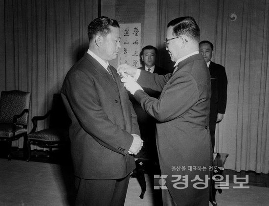 ▲ 1961년 2월 윤보선 대통령이 서갑호에게 재외국민 최초로 국민 훈장을 수여하고 있다.  국가기록원